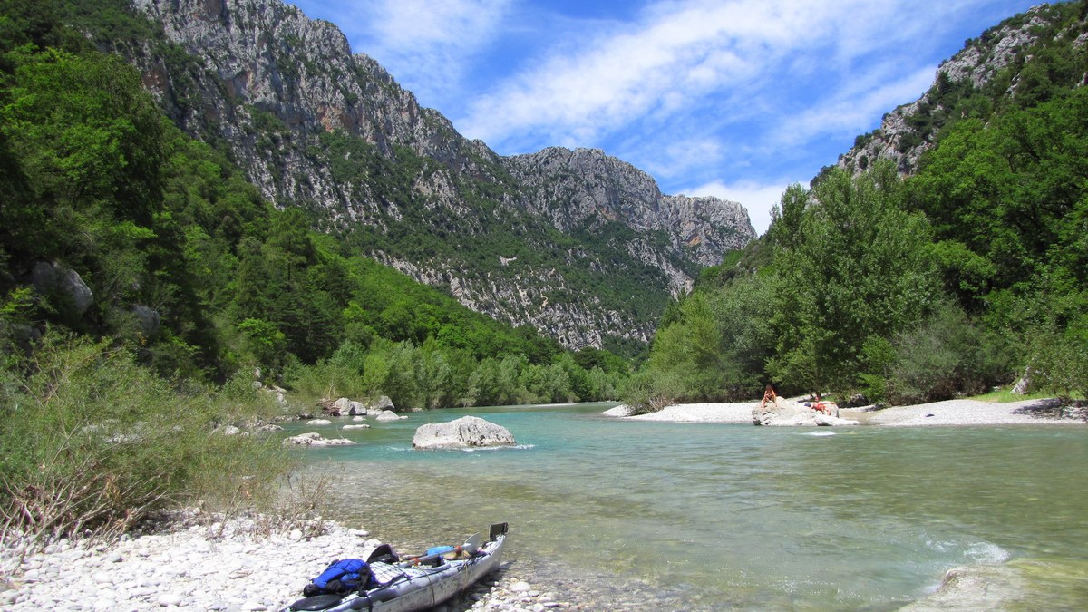 Kayak sur une eau turquoise entre les falaises du Verdon