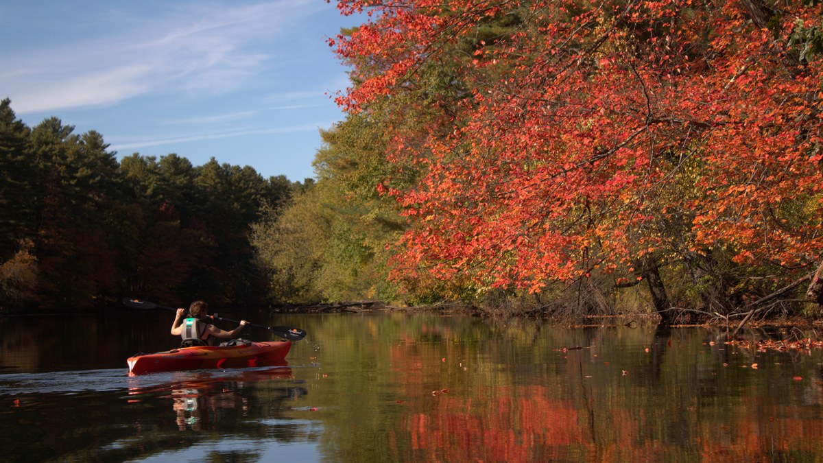 Kayak posé sur une berge de rivière avant une vérification du niveau d’eau