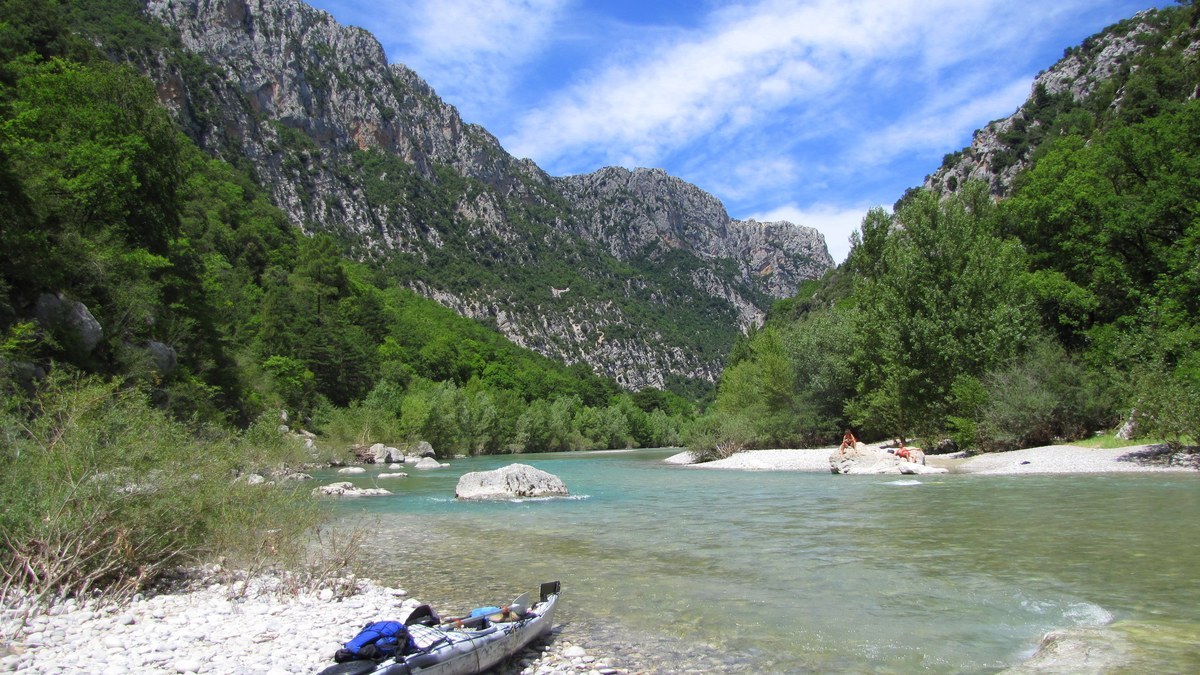 Canoë sur l’eau calme des Basses Gorges du Verdon entre Quinson et Esparron