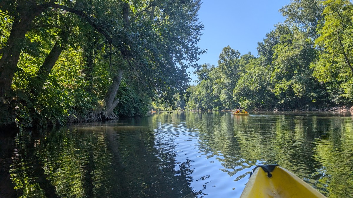 Canoës posés sur une berge de l’Allier avant une descente entre Prades et Brioude