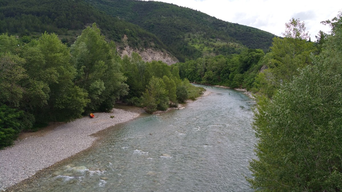 Canoë sur la rivière Drôme près de Saillans avec reliefs du Diois