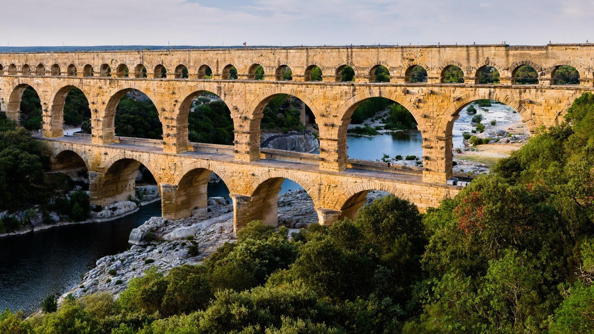 Canoë sur le Gardon avec le Pont du Gard en arrière-plan