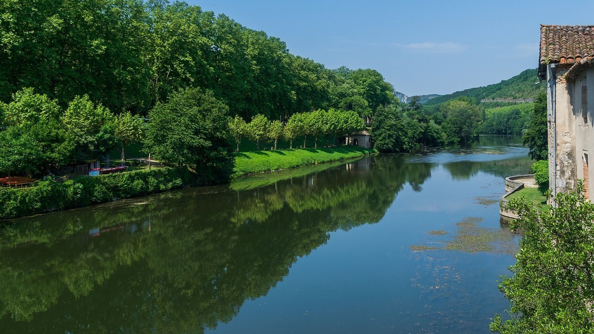 Canoë sur la rivière Aveyron entre falaises calcaires et berges boisées