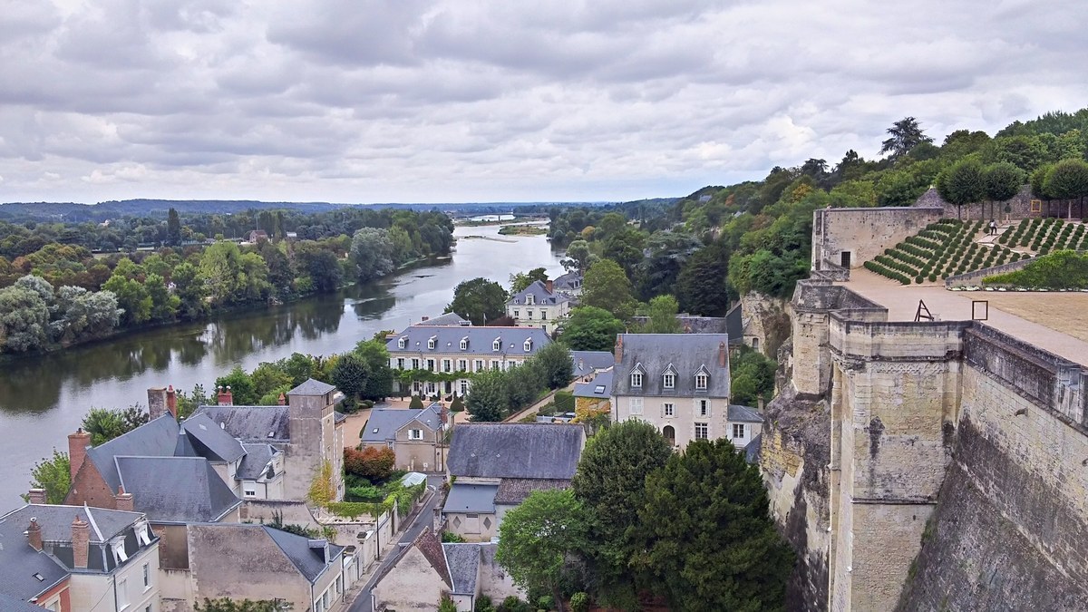 Canoë sur la Loire près d’Amboise avec bancs de sable et paysage ligérien