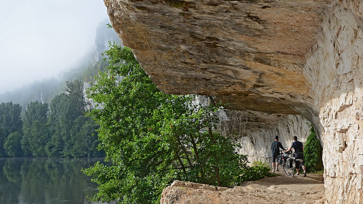 Canoë sur le Lot près des falaises de Saint-Cirq-Lapopie