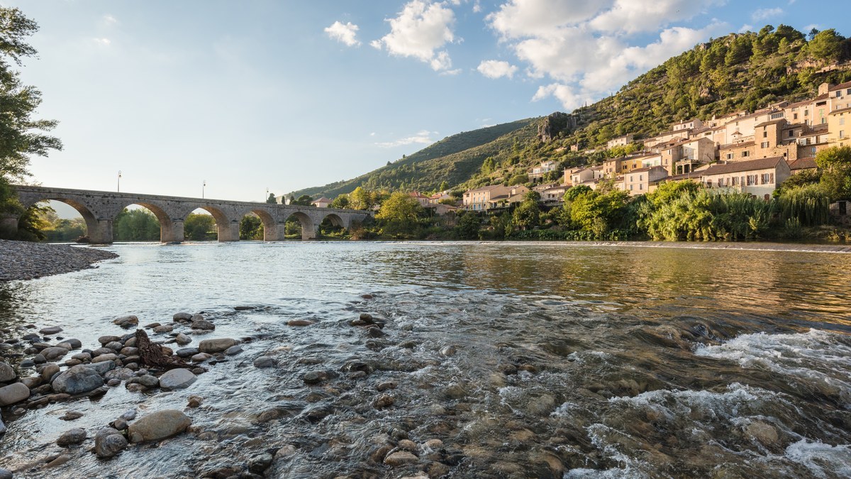 Canoë sur la rivière Orb près de Roquebrun avec collines méditerranéennes