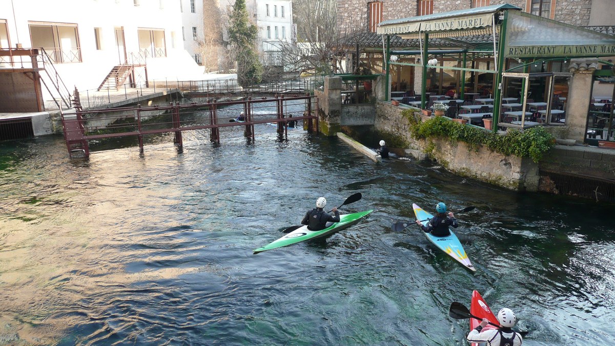 Canoë sur l’eau claire de la Sorgue près de Fontaine-de-Vaucluse