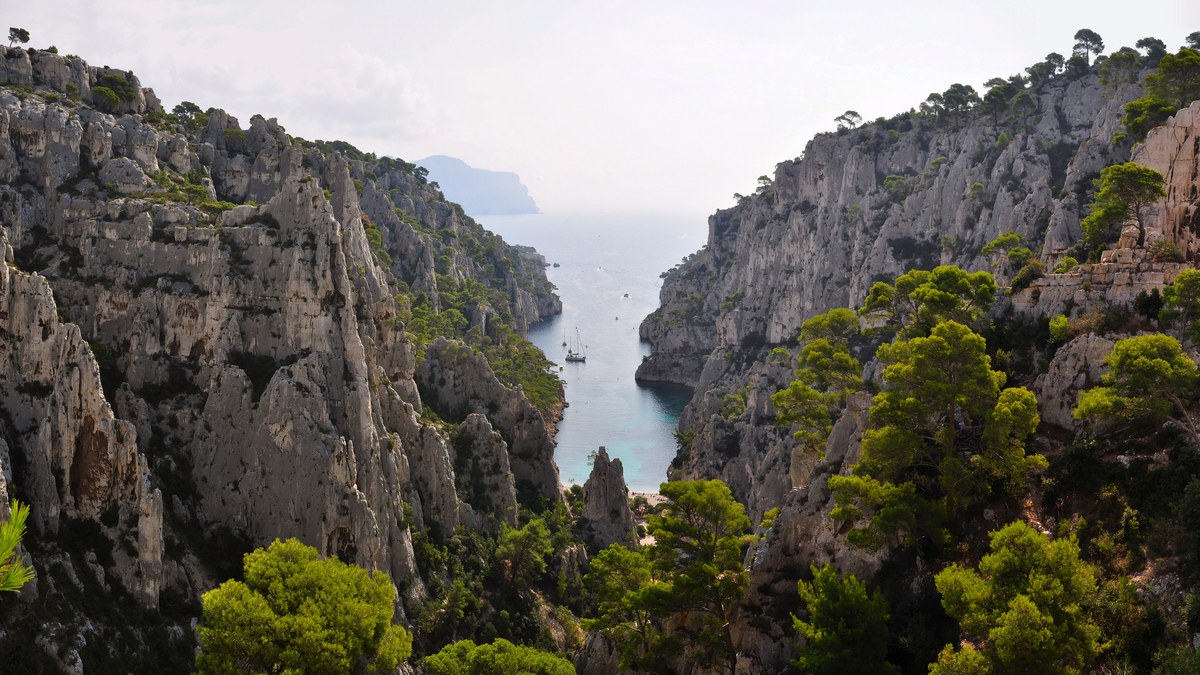 Kayak de mer sur l’eau turquoise des Calanques entre Cassis et En-Vau