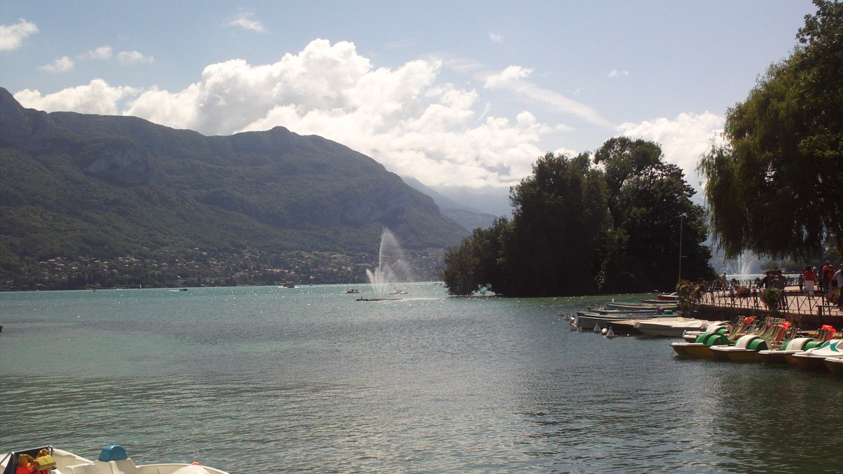 Kayak posé au bord du lac d’Annecy près de Talloires avec les montagnes en arrière-plan