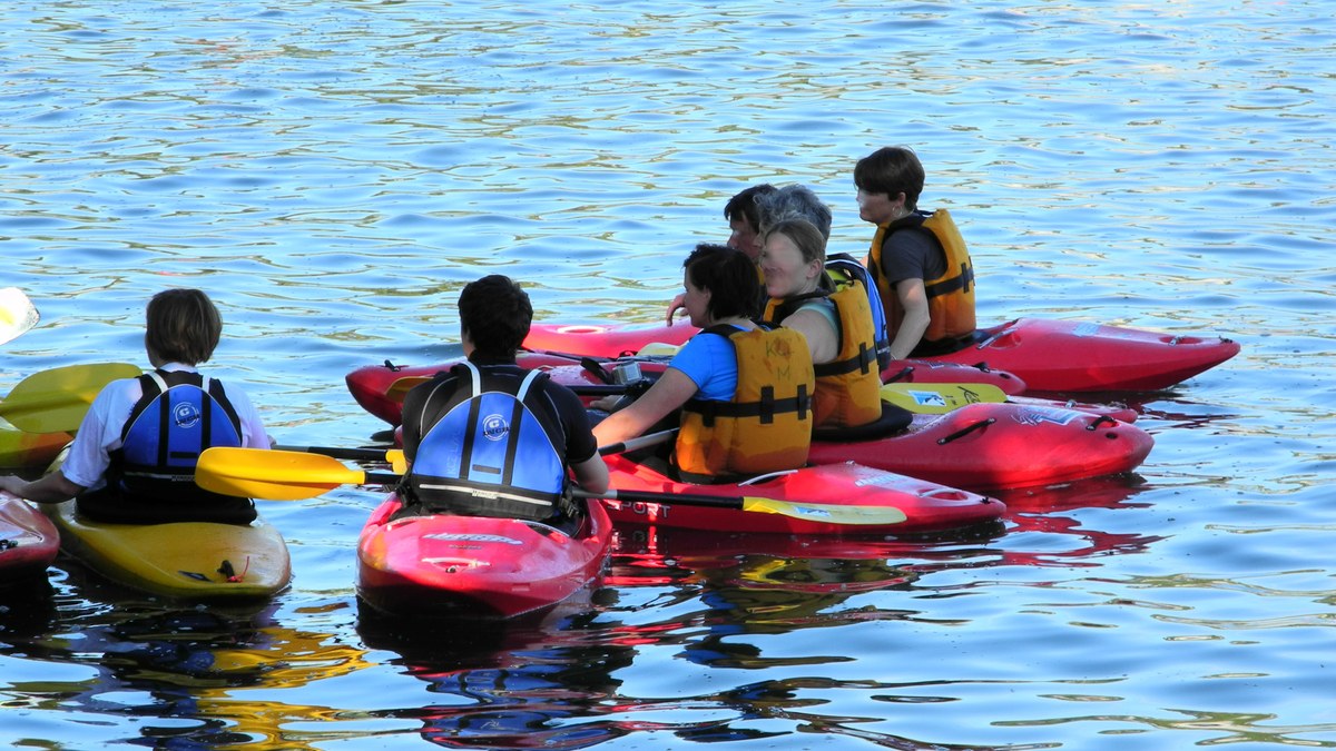 Kayak sur le lac Léman côté français avec eau bleue et montagnes en arrière-plan