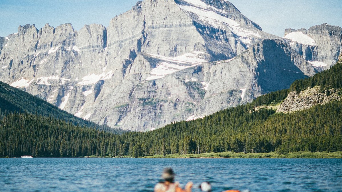 Kayak et paddle sur le lac de Cazaux-Sanguinet bordé de pins