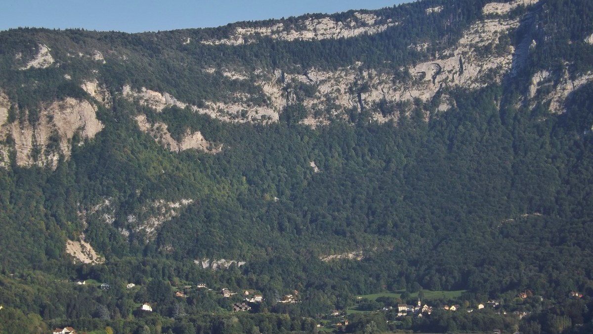Stand up paddle sur le lac d Aiguebelette avec eau calme et collines boisées