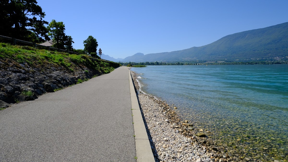 Vue du lac du Bourget en Savoie avec eau calme et reliefs alpins en arrière-plan