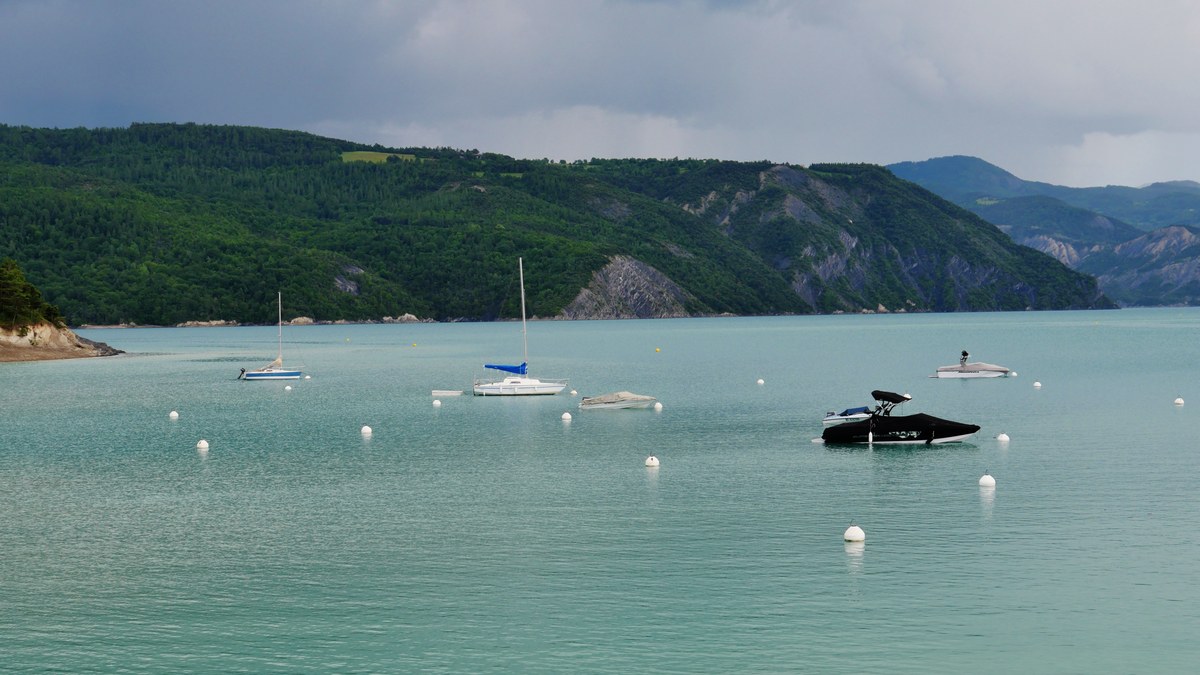 Paddle sur les eaux turquoise du lac de Serre-Ponçon avec les montagnes en arrière-plan