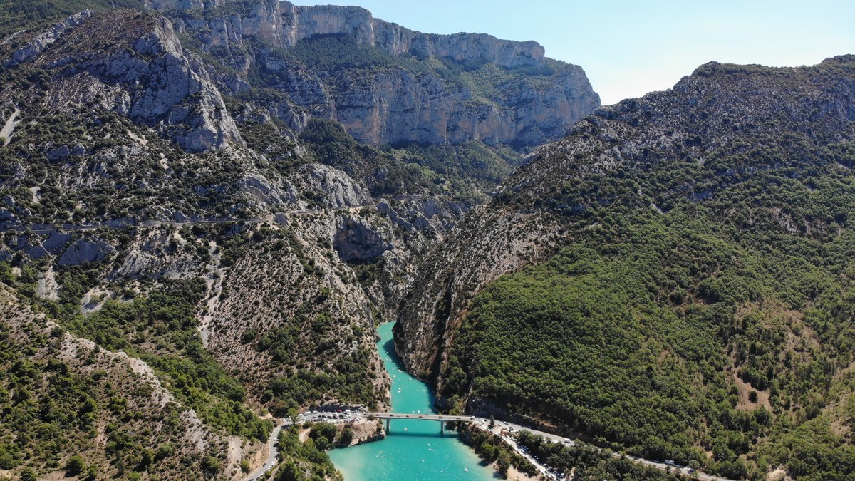 Gorges du Verdon avec eau turquoise et falaises calcaires pour une randonnée aquatique encadrée