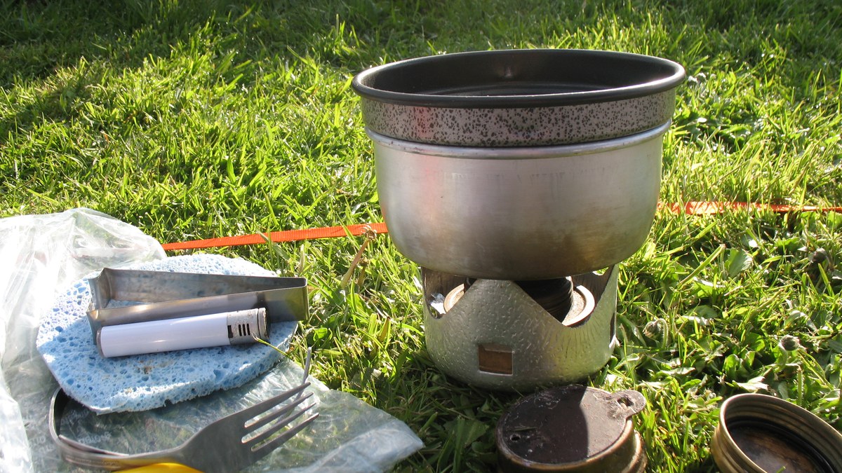 Réchaud de randonnée avec popote pour cuisiner en bivouac