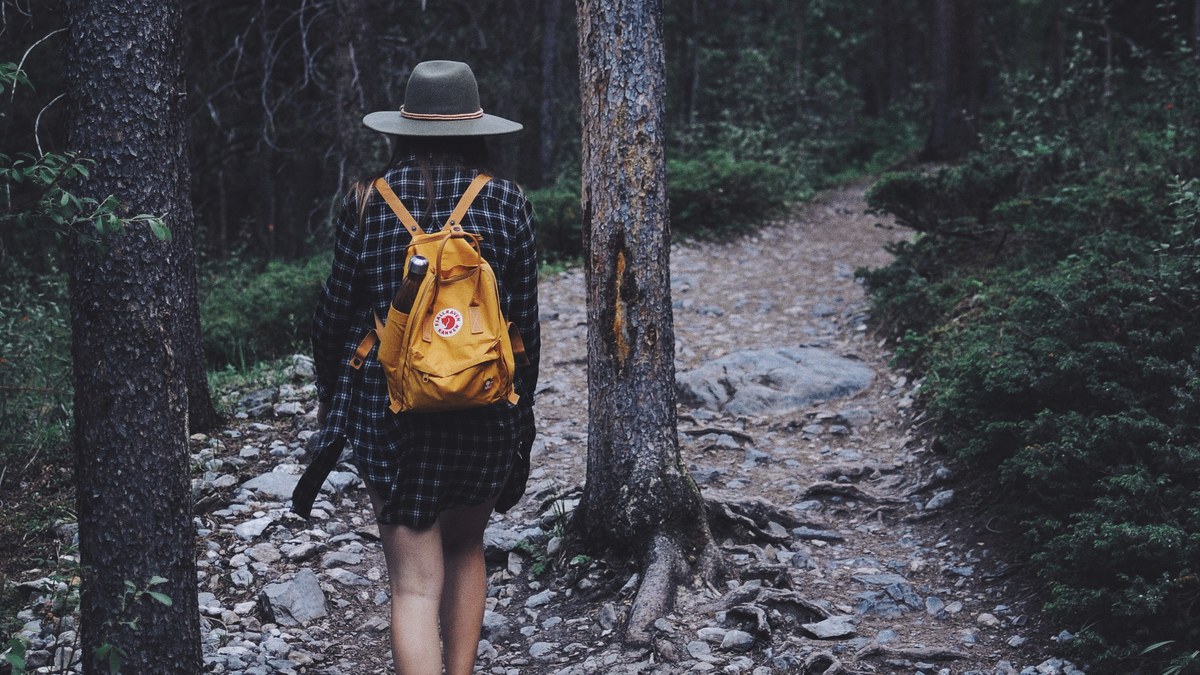 Sac à dos de randonnée avec ceinture ventrale sur un sentier naturel