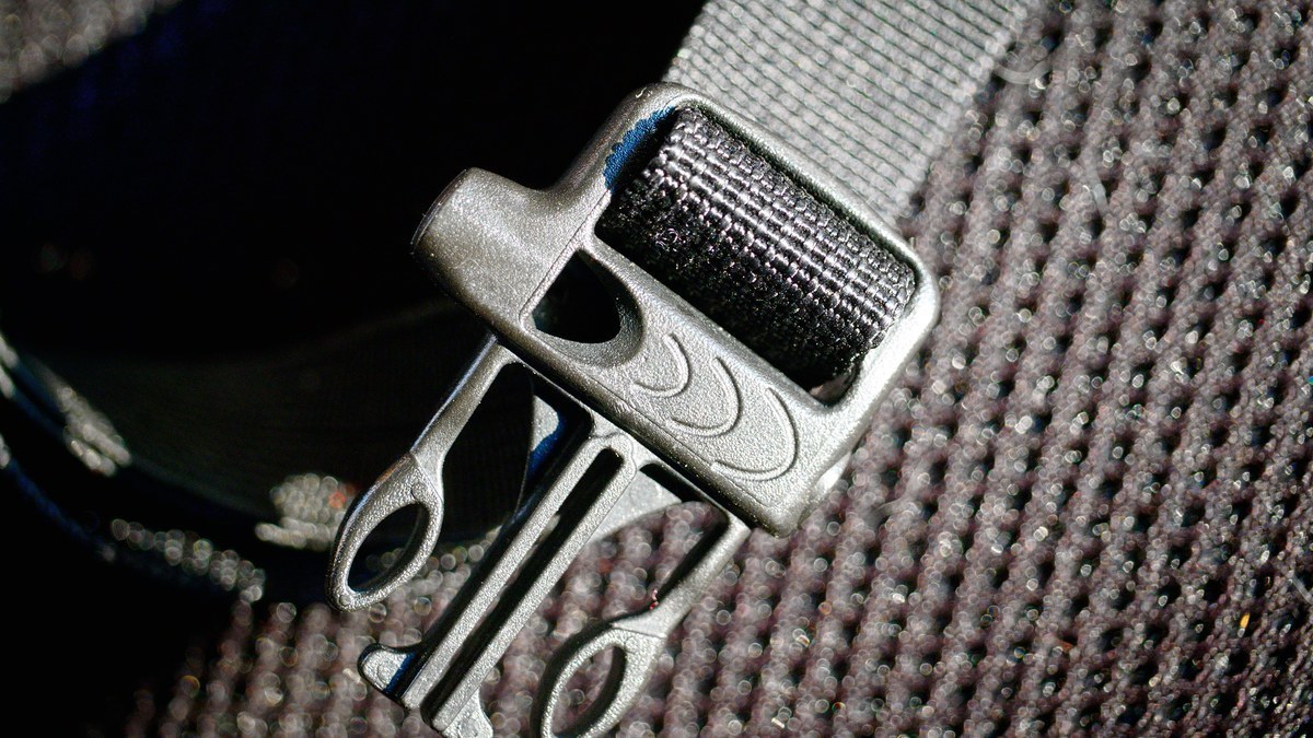 Sifflet de secours orange fixé sur la bretelle d un sac de randonnée