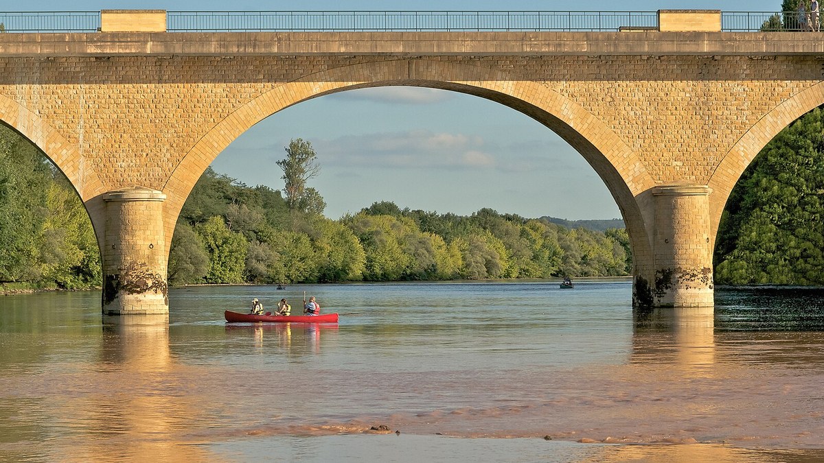 Canoë sur la Dordogne près d Argentat et Beaulieu en Corrèze