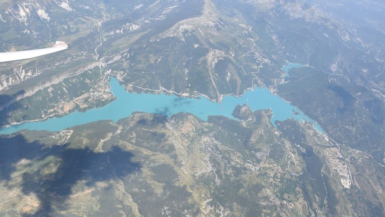 Kayak et paddle sur le lac de Castillon : accès, règles et sécurité