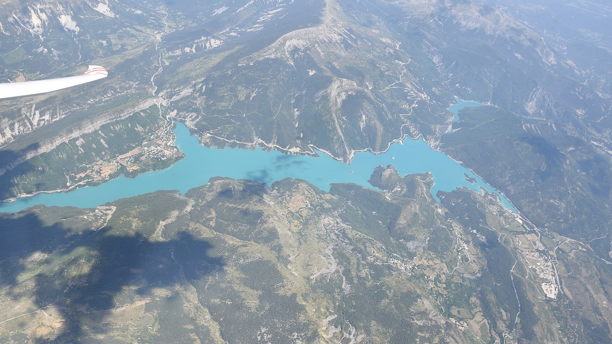 Kayak et paddle sur le lac de Castillon avec eau turquoise et reliefs du Verdon