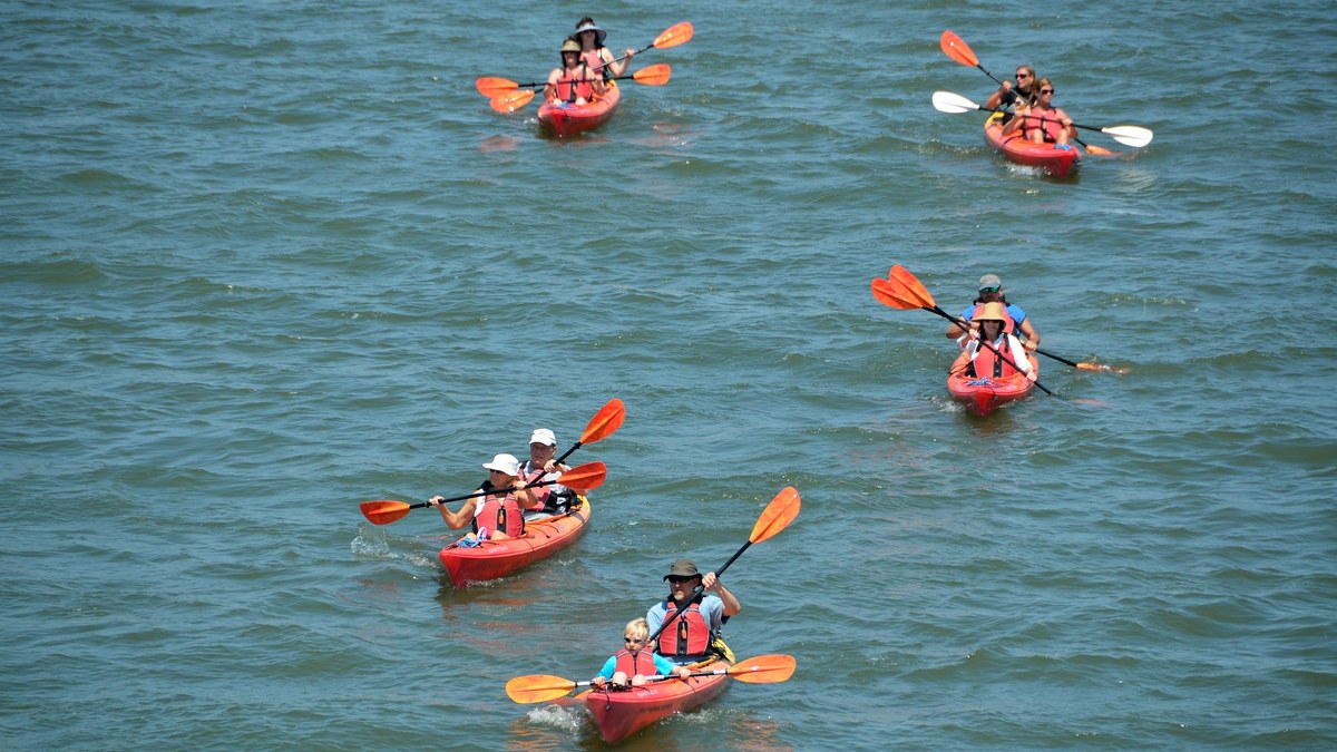 Kayaks sur un lac calme avec rives naturelles