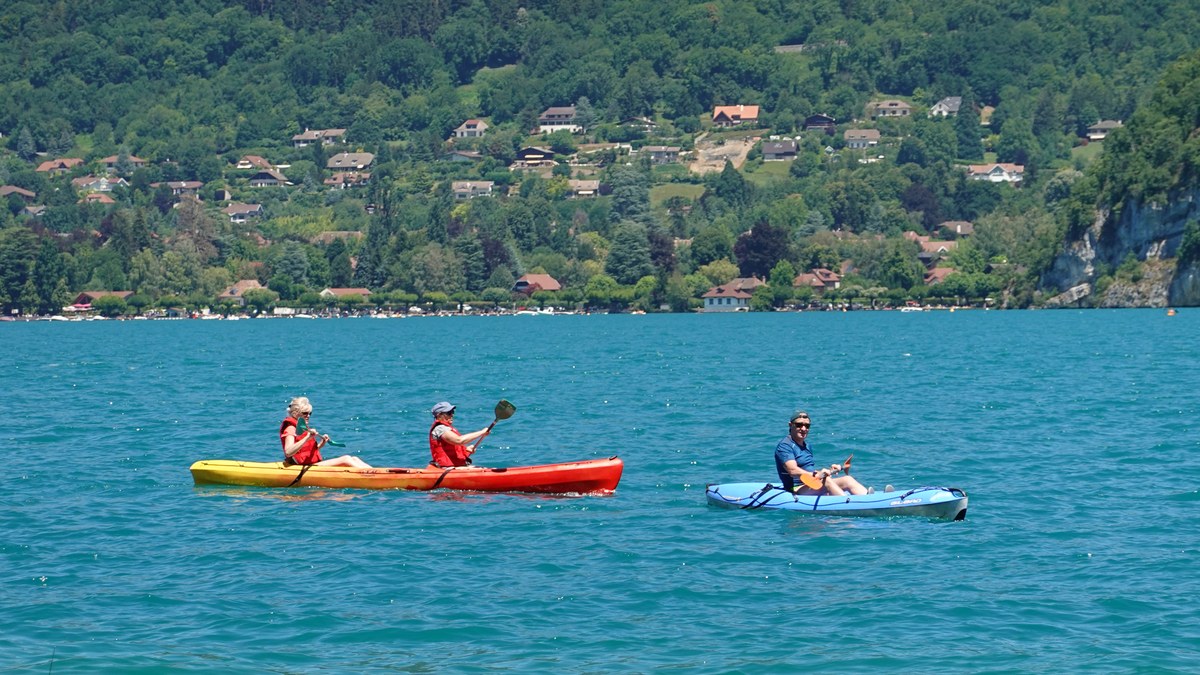 Kayak et paddle sur le lac d’Orient avec plage et forêt en arrière-plan