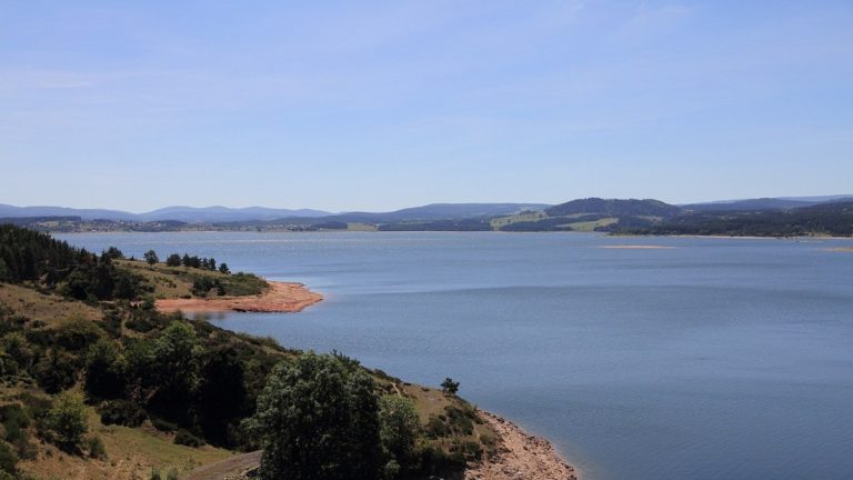 Paddle et kayak sur le lac de Naussac : vent, accès et sécurité