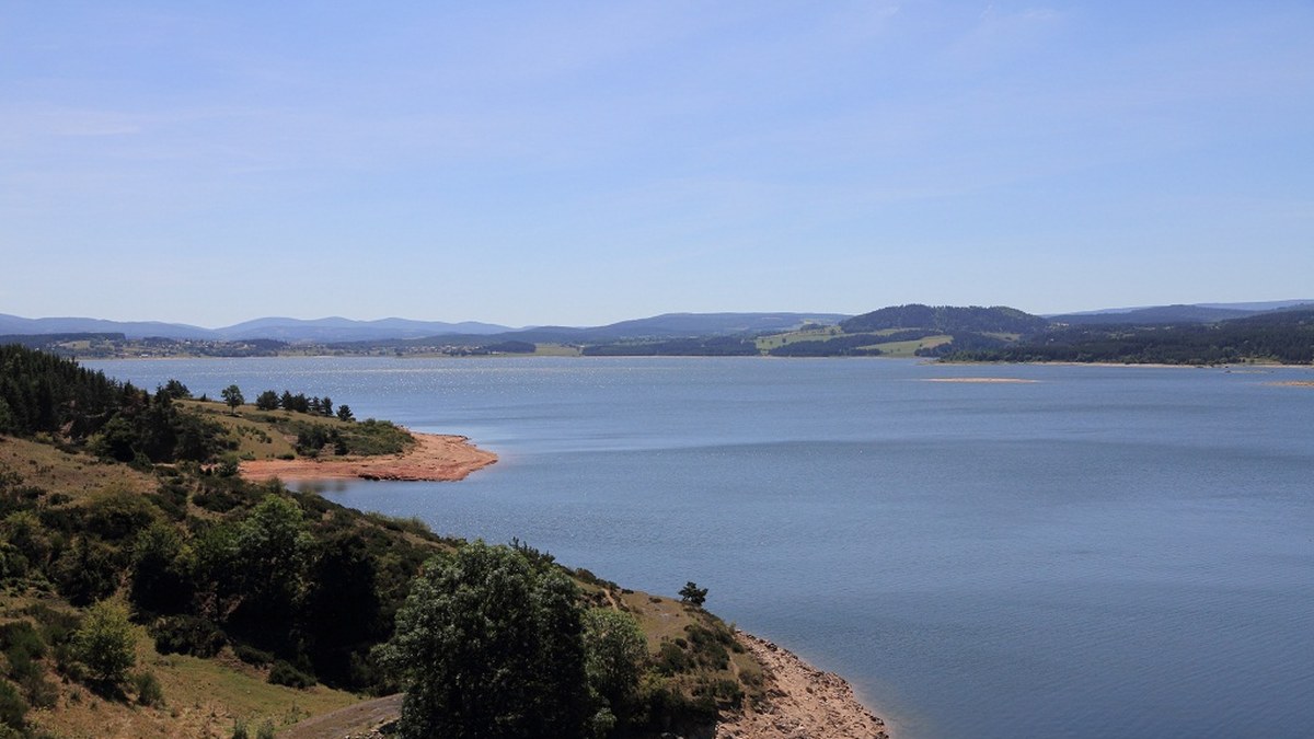Grand lac de Naussac en Lozère pour une sortie paddle ou kayak