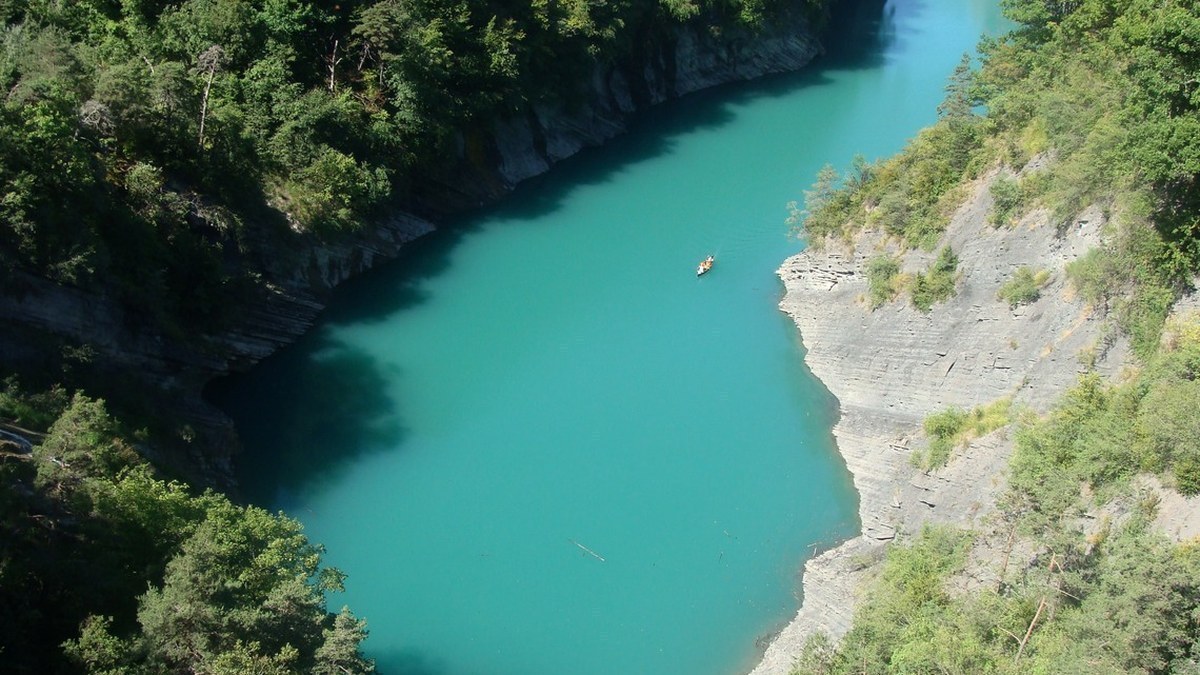 Paddle et kayak sur les eaux turquoise du lac de Monteynard en Isère