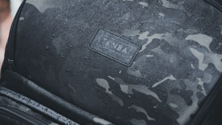 Protéger son sac à dos de la pluie : housse, liner ou sacs étanches ?