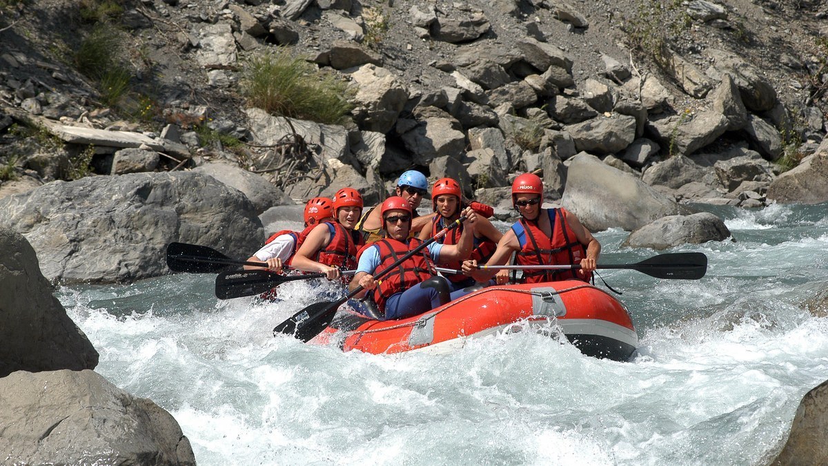 Rafting encadré sur la rivière Ubaye dans les Alpes du Sud près de Barcelonnette